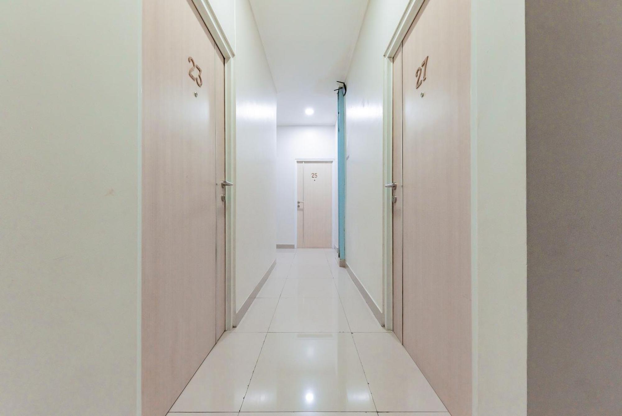 Отель Reddoorz Near Pasar Baru Бандунг Экстерьер фото